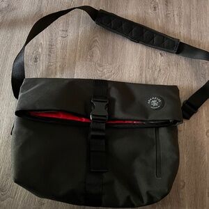 Crumpler The Pinnacle of Horror Laptop Shoulder Bag
